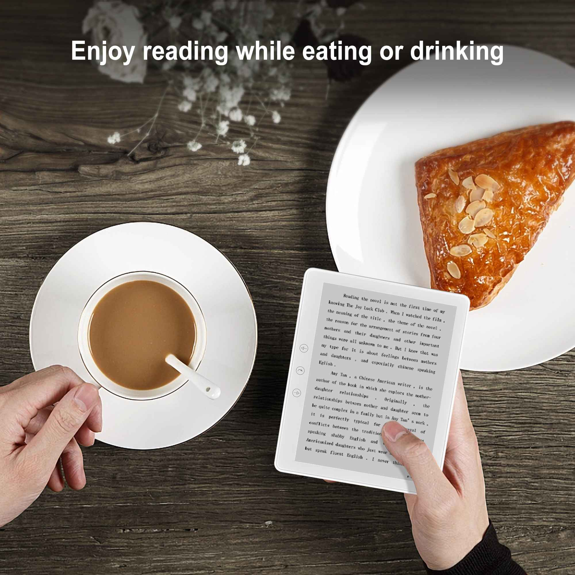 Eine Person liest auf einem E-Reader, mit Kaffee und Gebäck auf einem Tisch.