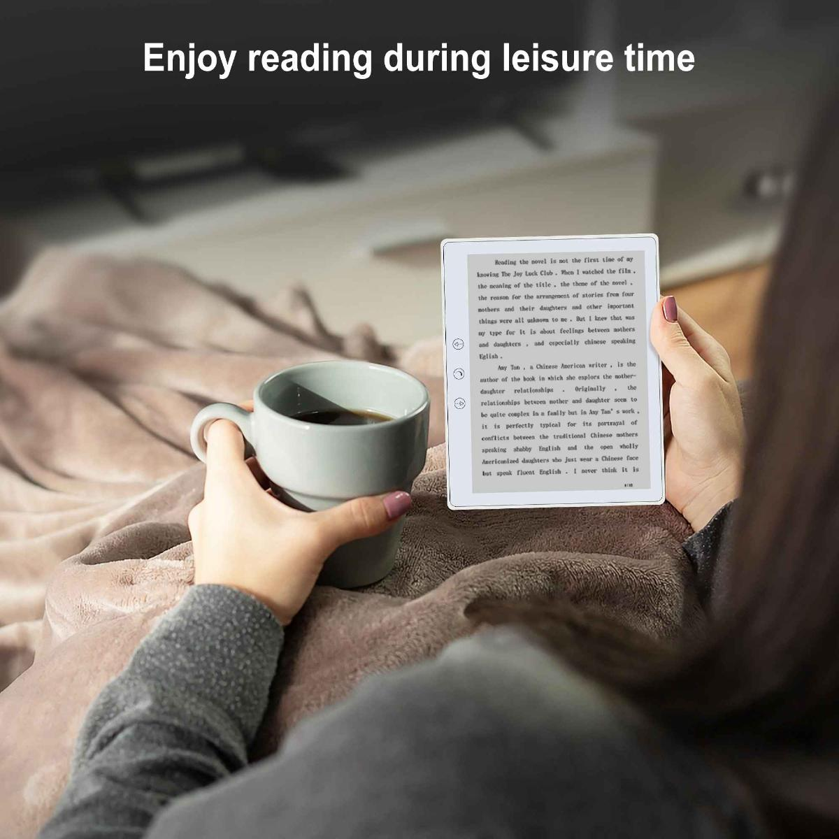 Eine Person hält einen E-Reader und einen Becher. Text ist auf dem E-Reader-Bildschirm sichtbar.
