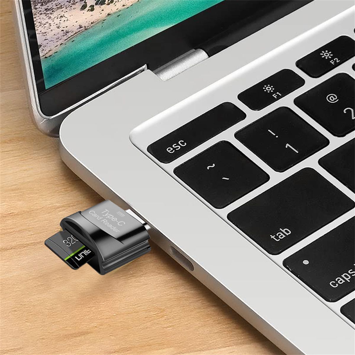 Ein Laptop mit einem eingesetzten USB-C-Kartenleser, in dem ebenfalls eine Micro-SD-Karte steckt.