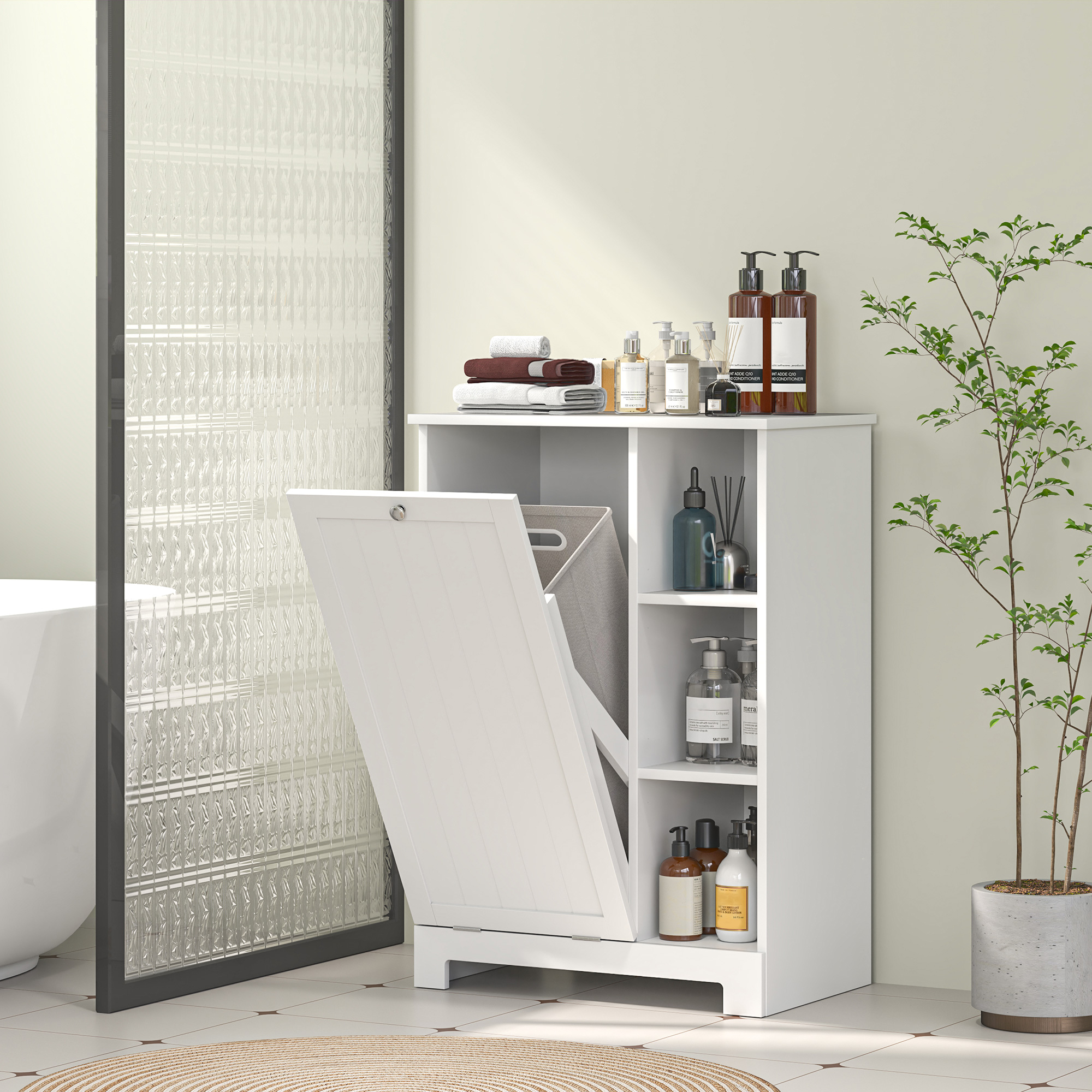Un mobile bianco con porta aperta, articoli da toeletta e piante.
