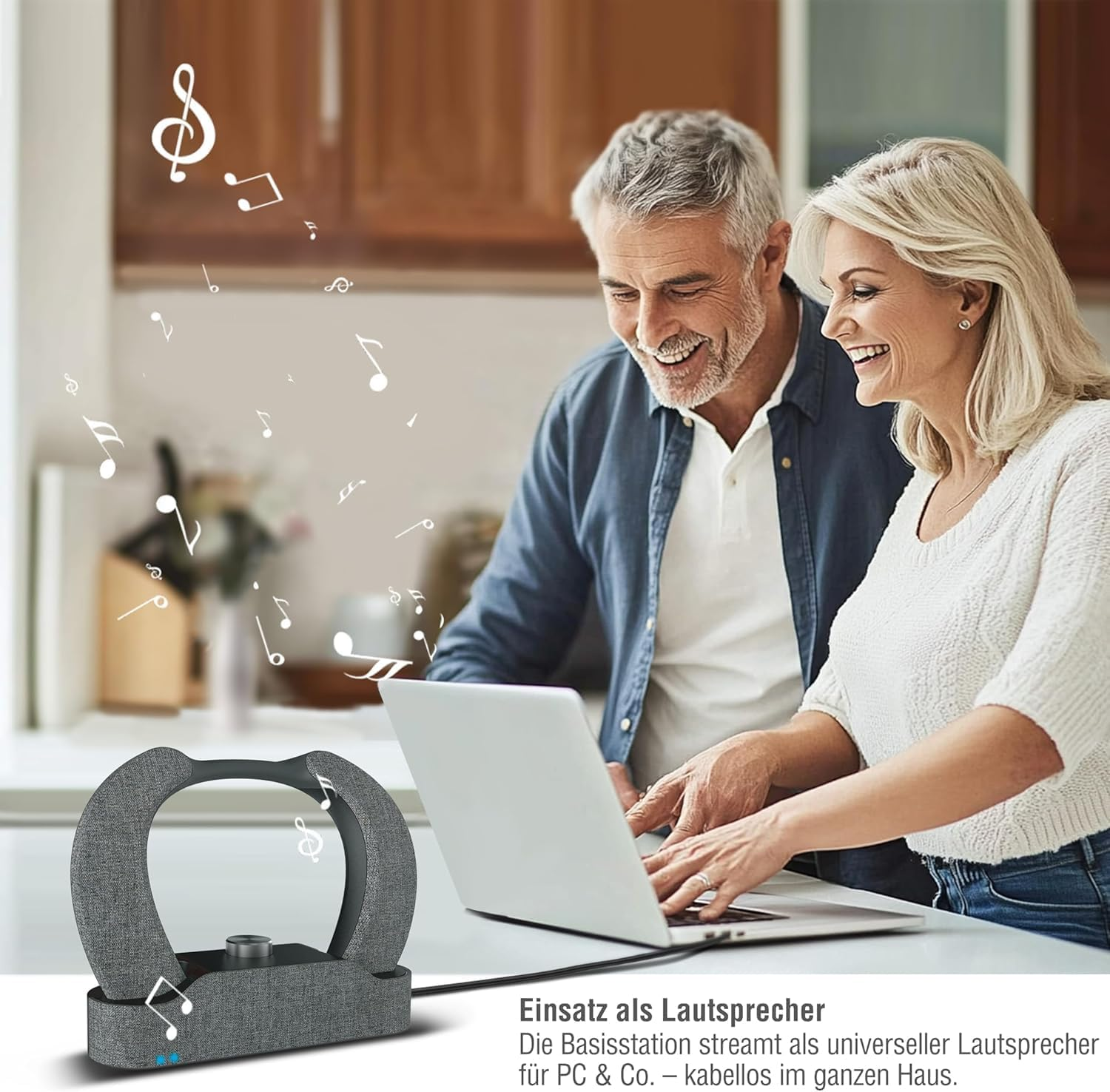 Ein Mann und eine Frau lächeln an einem Laptop, umgeben von Noten.