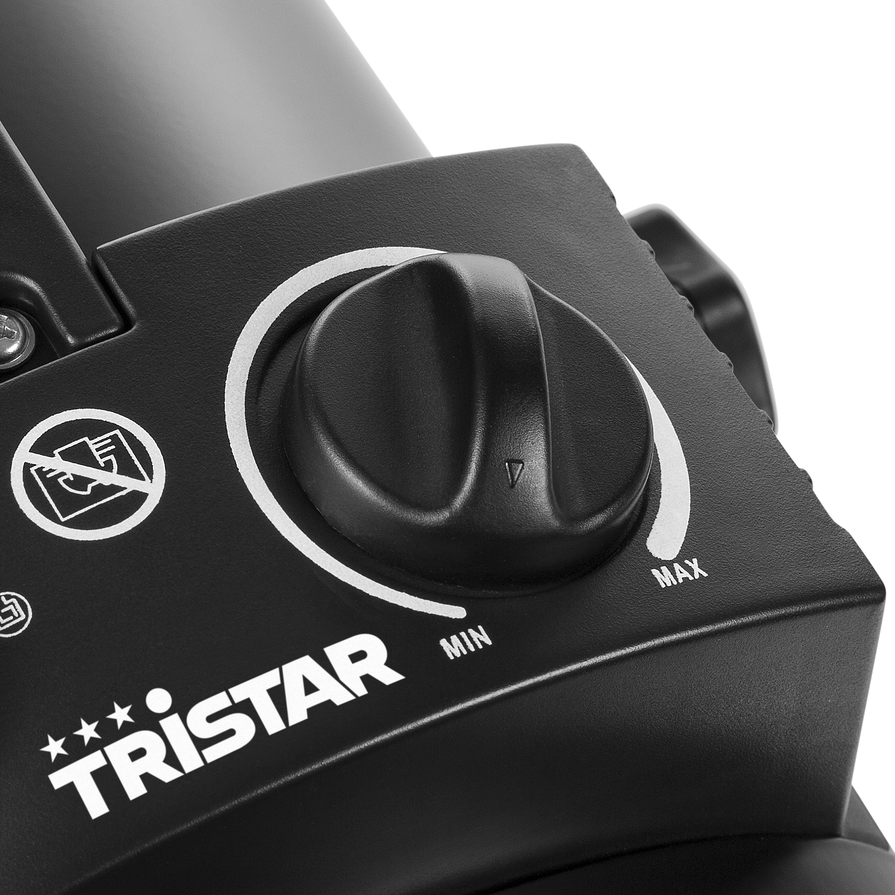 Primo piano del pannello di controllo di un termoventilatore Tristar nero con una manopola e segnali di avvertimento.