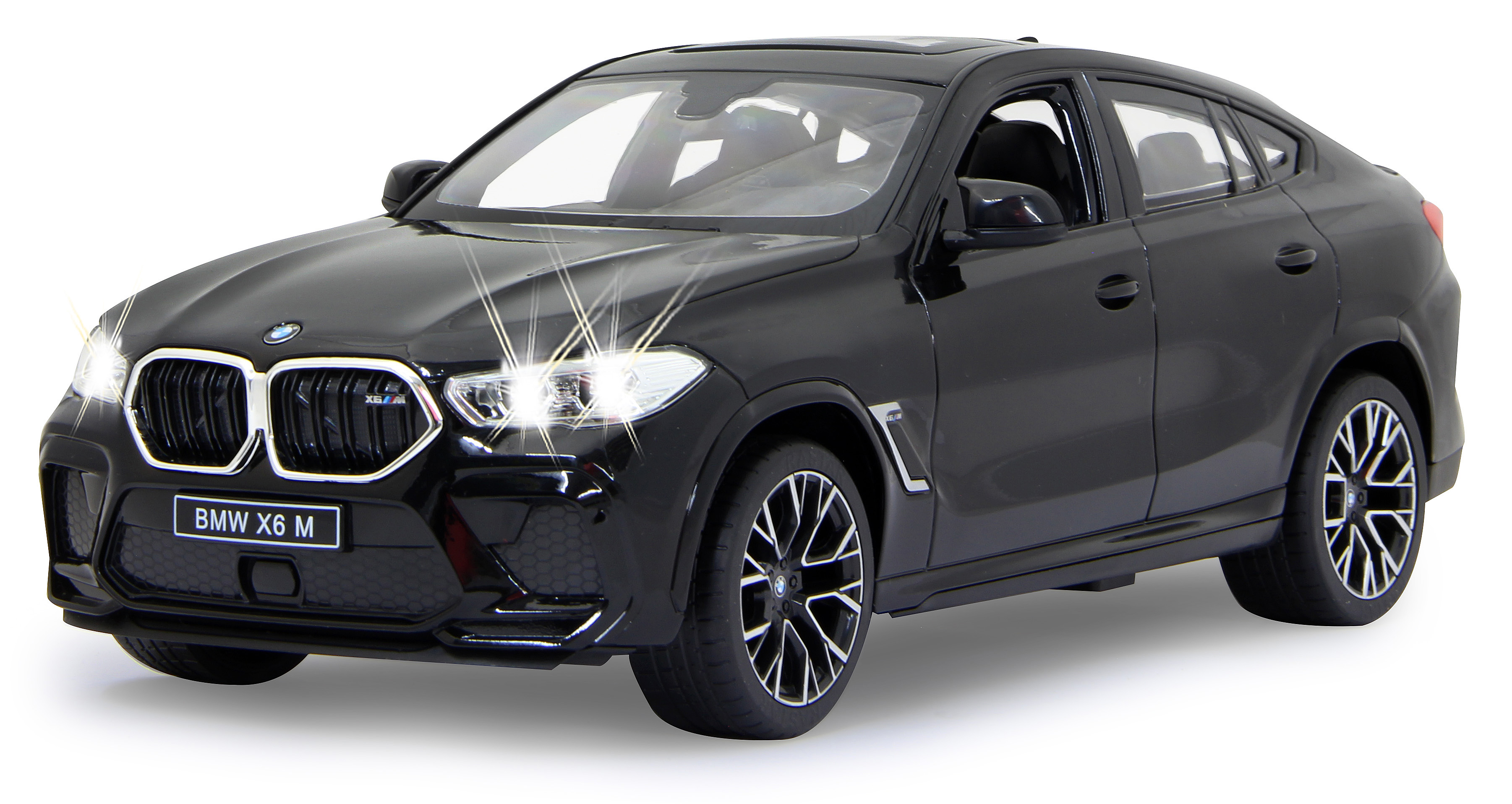 Ein schwarzes BMW X6 M Auto wird von vorne gezeigt, mit eingeschaltetem Scheinwerfer. Das Auto hat das BMW-Logo.
