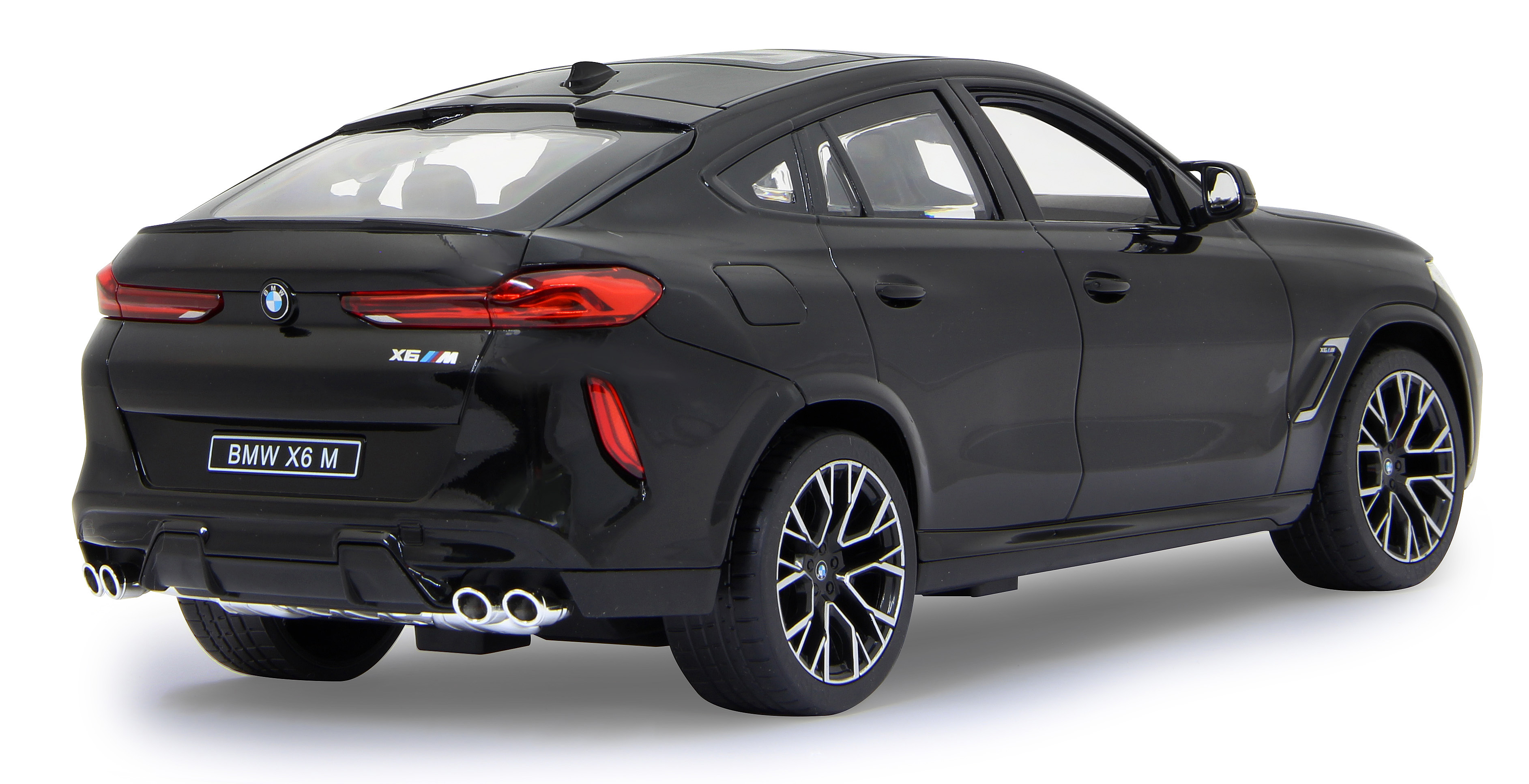 Schwarzes BMW X6 M Modellauto. Rückansicht, vier Auspuffrohre. Weißer Hintergrund.