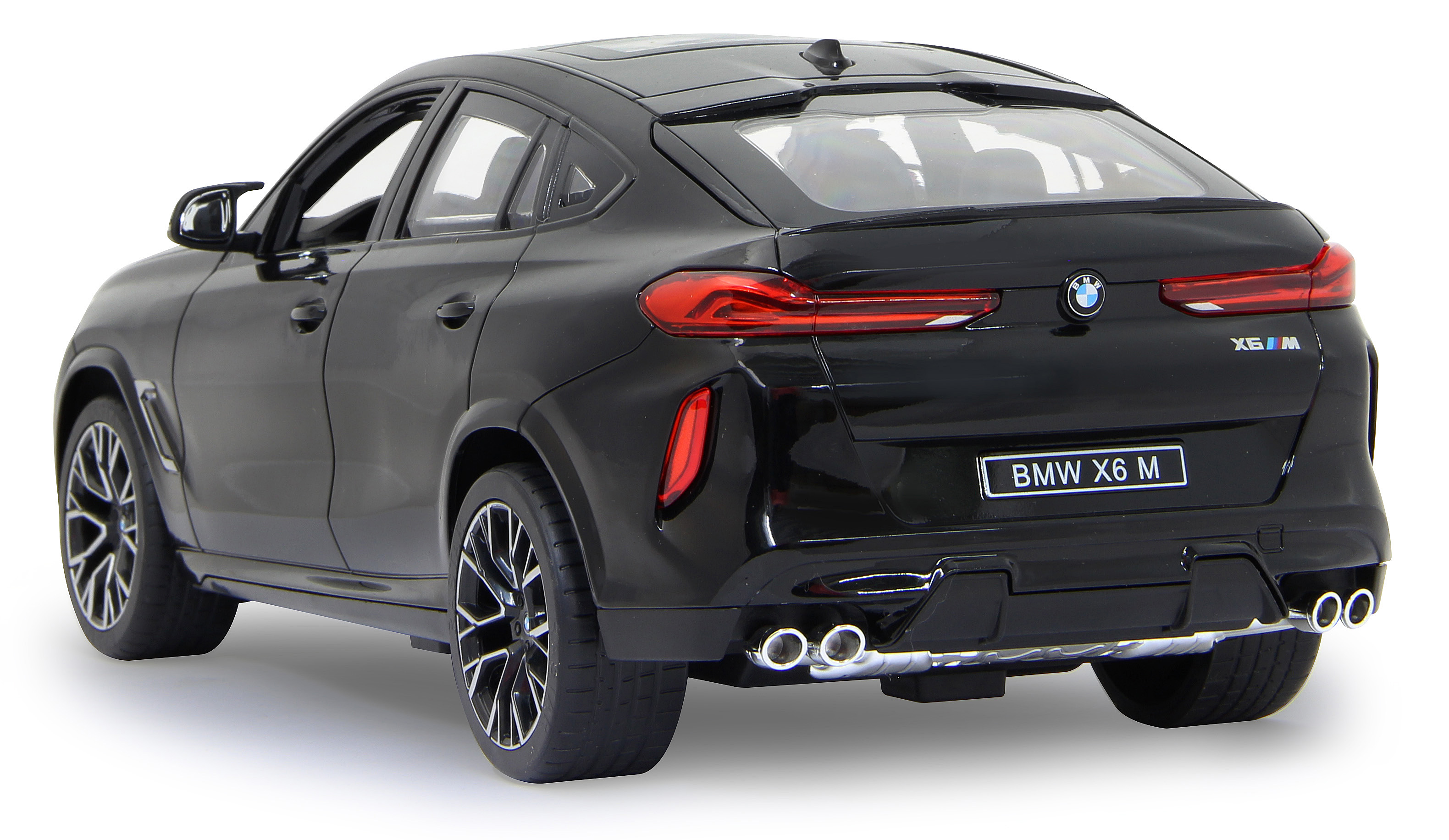 Das Heck eines schwarzen BMW X6 M Autos wird gezeigt. Das Auto hat das BMW-Logo und Auspuffrohre.