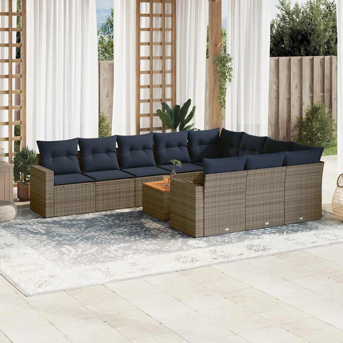 Garten-Set mit blauen Kissen. Die Szene umfasst einen Teppich und Pflanzen.