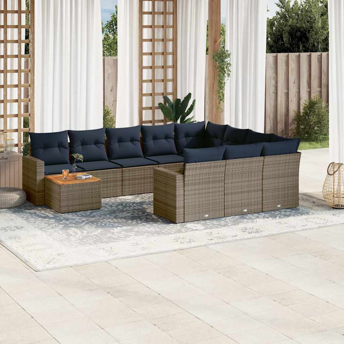 Eine Außeneinstellung mit einem grauen Ecksofa, blauen Kissen und einem Couchtisch aus Holz.
