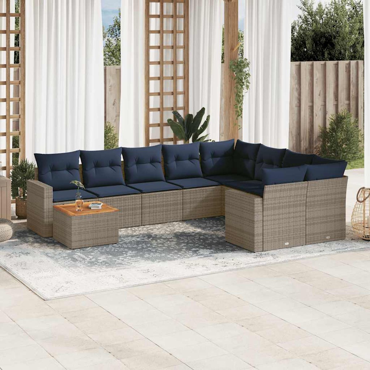 Szene im Freien mit einem Ecksofa mit blauen Kissen und einem kleinen Tisch.