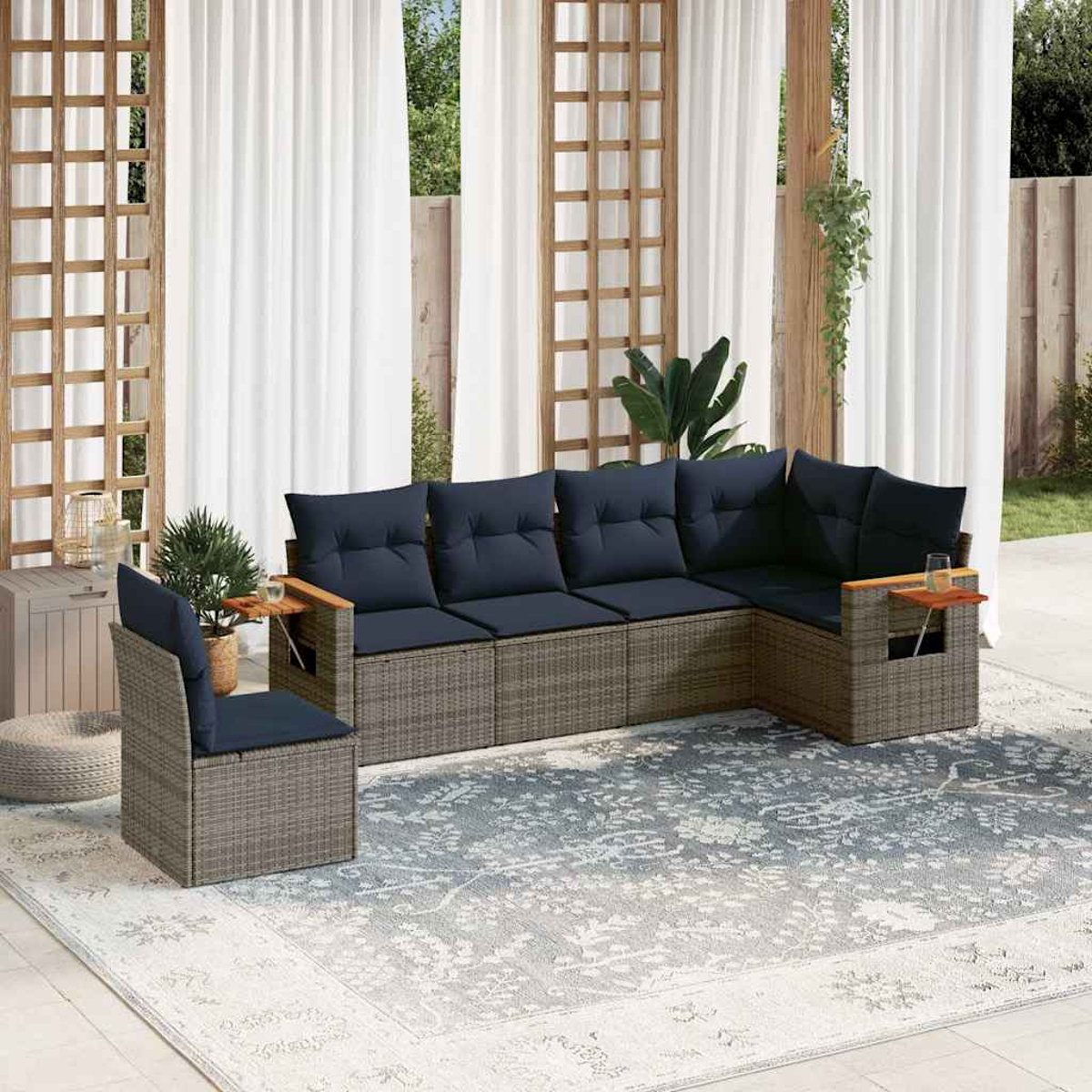 Ein Korbschnittsofa für den Außenbereich mit blauen Kissen und einem Beistelltisch.