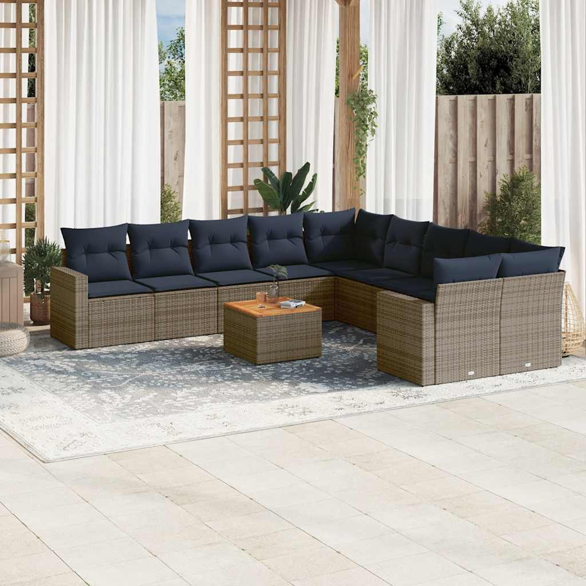 Outdoor-Ecksofa mit dunkelblauen Kissen, Couchtisch und Teppich.