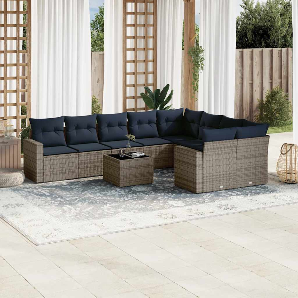 Outdoor-Ecksofa mit marineblauen Kissen. Die Szene ist eine Terrasse mit Teppich und Vorhängen.