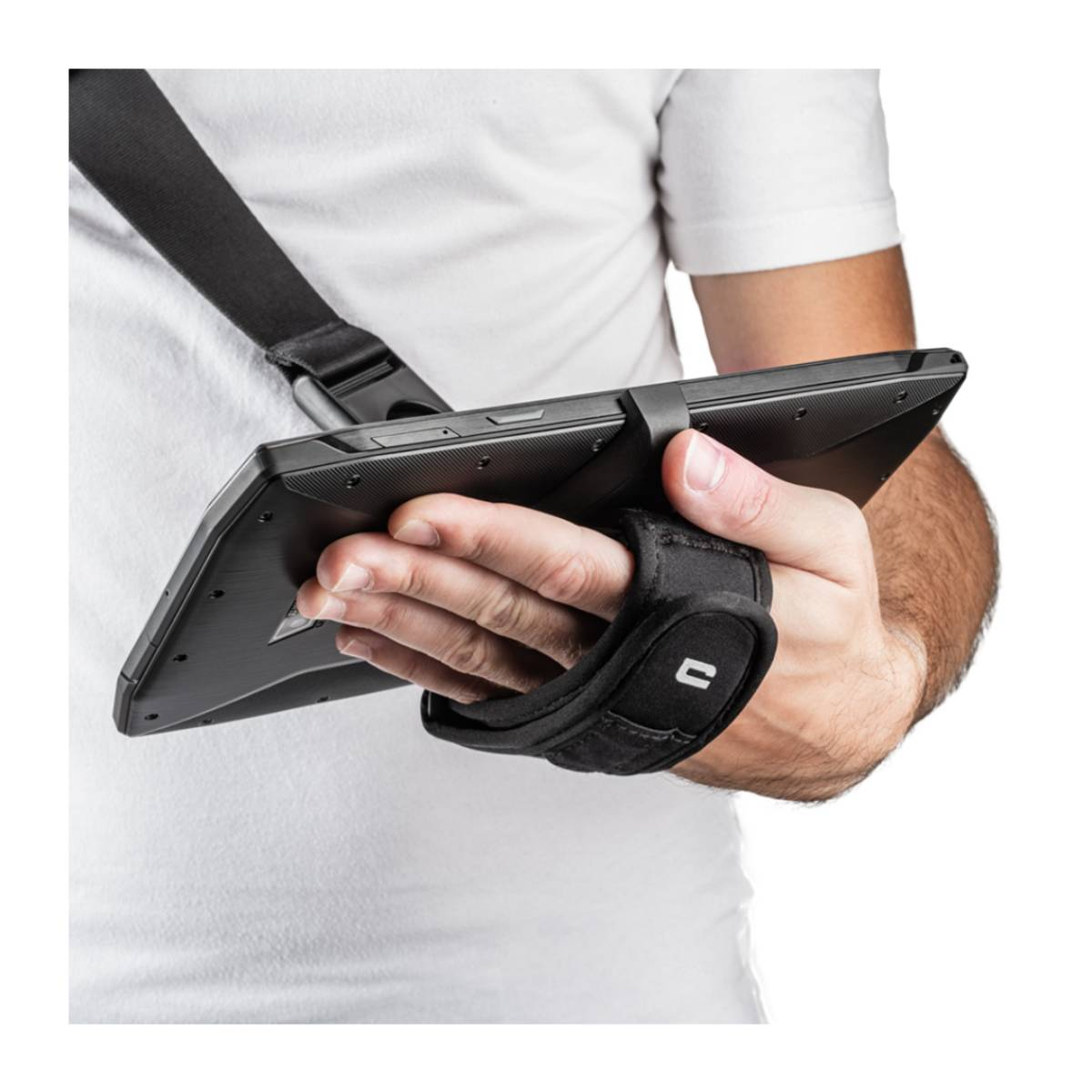 Persona che tiene un tablet. Il tablet ha un cinturino ed è tenuto dalla mano della persona.