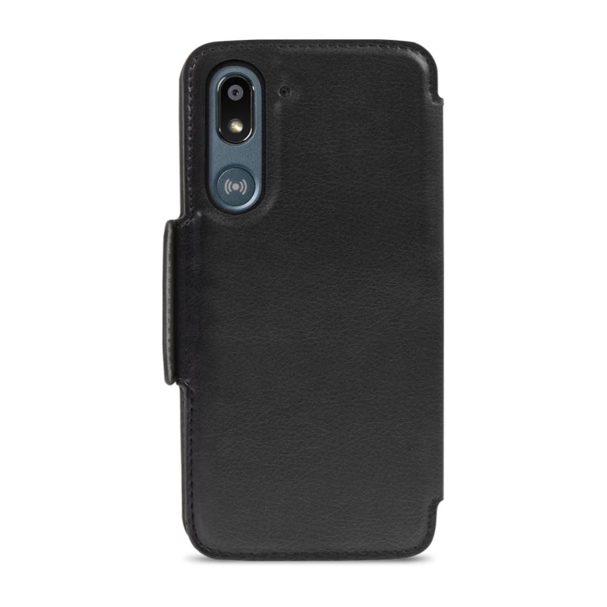Una custodia per telefono nera, chiusa, con un ritaglio per la fotocamera. È in pelle nera, con chiusura magnetica.