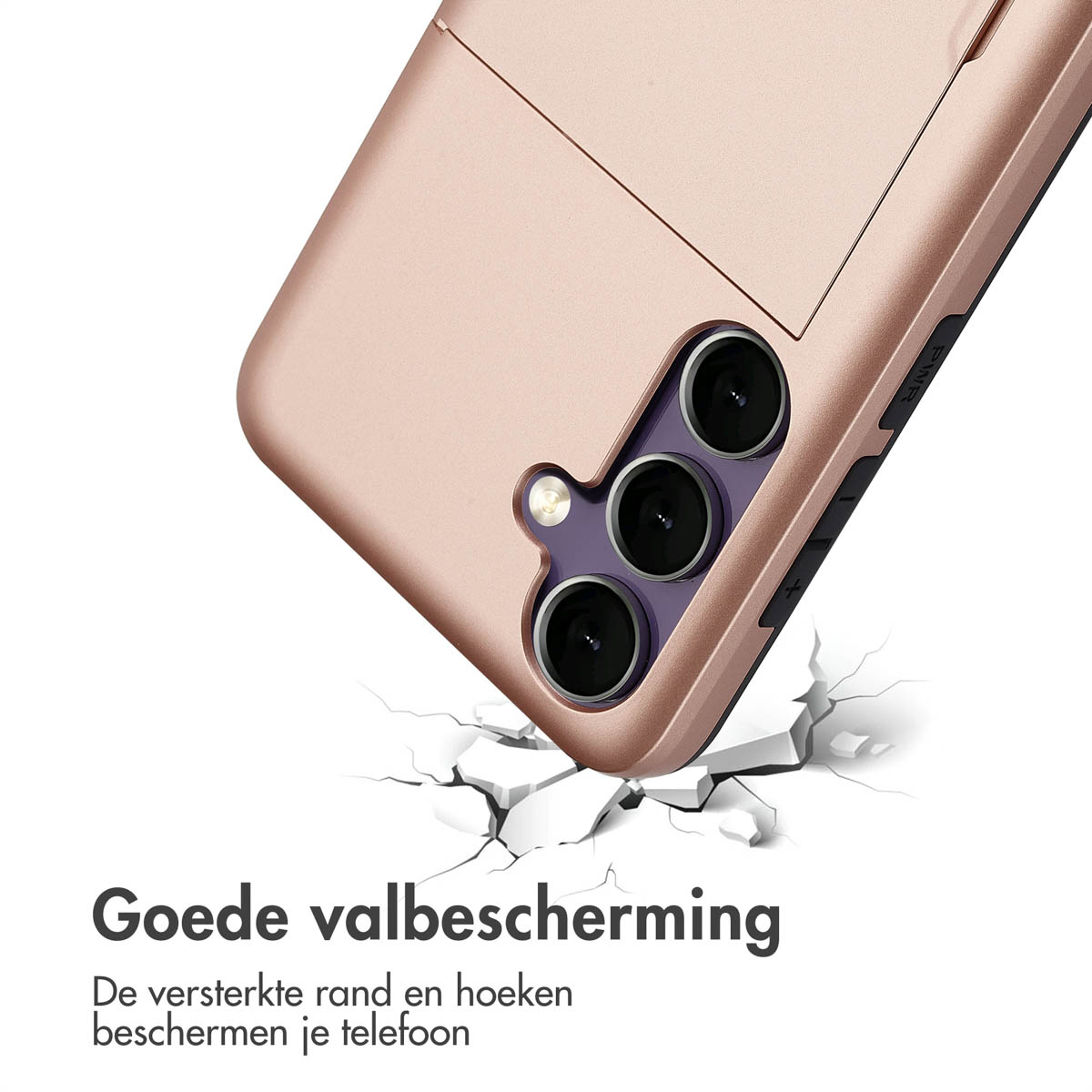 Een telefoonhoesje in roségoud, met een telefoon erin. De hoes ligt op een wit oppervlak.