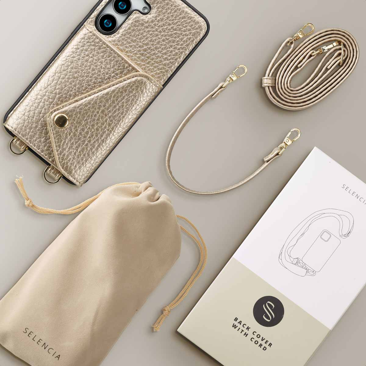 Un étui de téléphone, un cordon, une pochette et une boîte sont affichés. L'étui est doré, avec une sangle. La boîte indique : Back Cover with Cord.