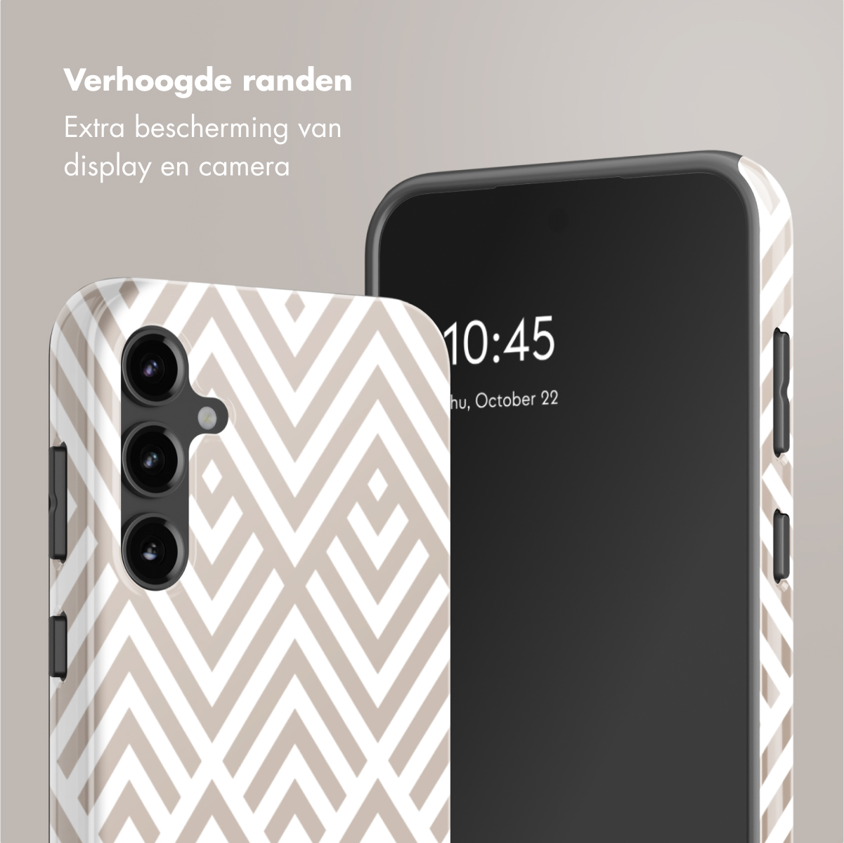 Twee telefoons naast elkaar. Eén telefoon heeft een geometrische hoes, de andere een zwart scherm met tijd.