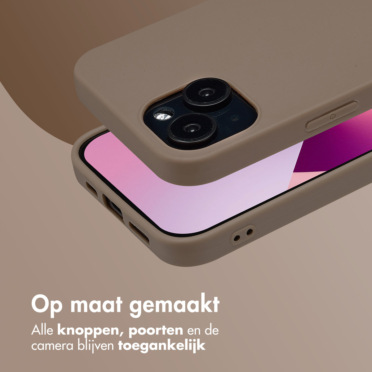 Una custodia per telefono copre parzialmente un telefono. La custodia e il telefono sono vicini, mostrando pulsanti e porte.