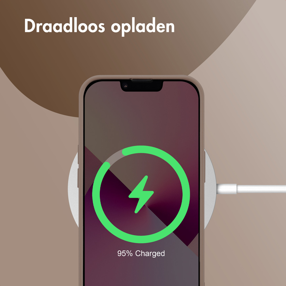 Un telefono si carica in modalità wireless, mostrando un fulmine verde e il 95% di carica su sfondo marrone.