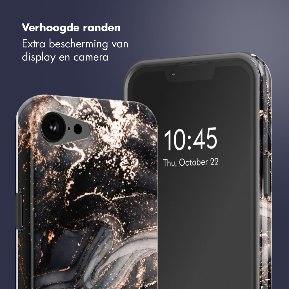 Coque de téléphone avec un design doré et noir sur le dessus, affichant l'heure à l'écran. Fond bleu foncé.