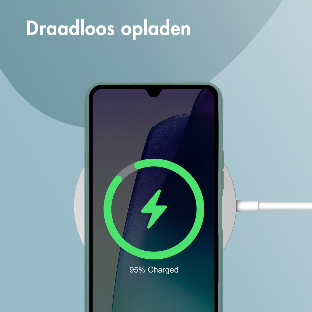 Telefono su caricatore wireless, 95% di carica. Icona fulmine verde. Sfondo azzurro, caricatore bianco.