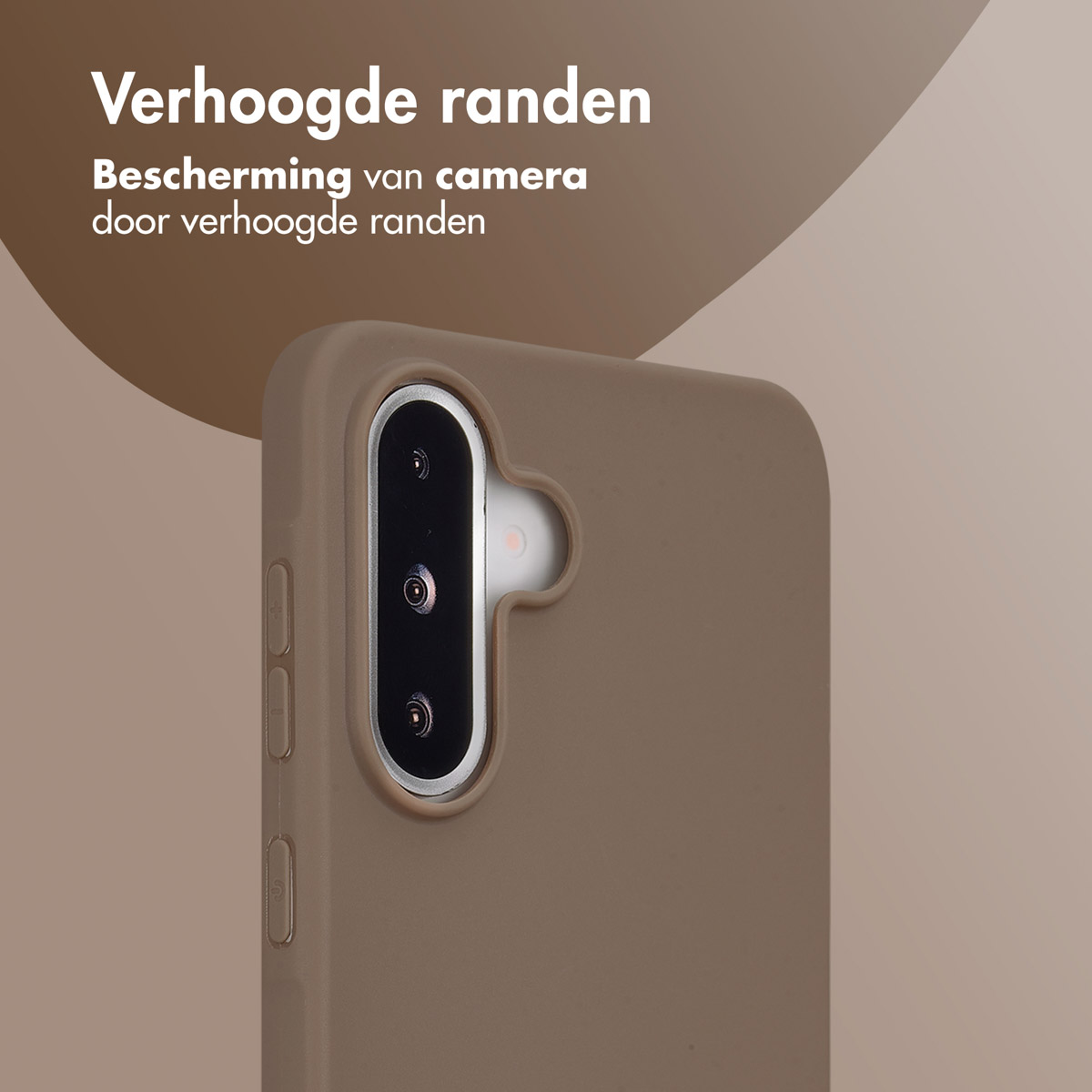Gros plan sur une coque de téléphone. La coque est marron et a une découpe pour l'appareil photo. Fond marron.