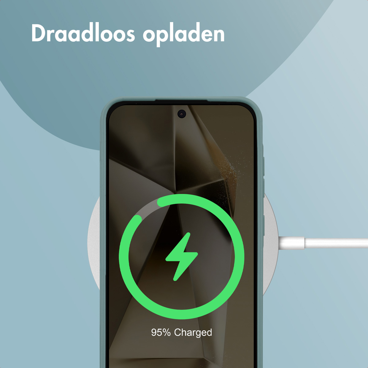 Telefono su caricatore wireless, 95% di carica. Icona fulmine verde. Sfondo azzurro, caricatore bianco.