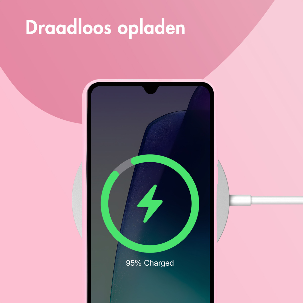 Telefoon op draadloze oplader, 95% opgeladen. Groen bliksempictogram. Roze achtergrond, witte oplader.