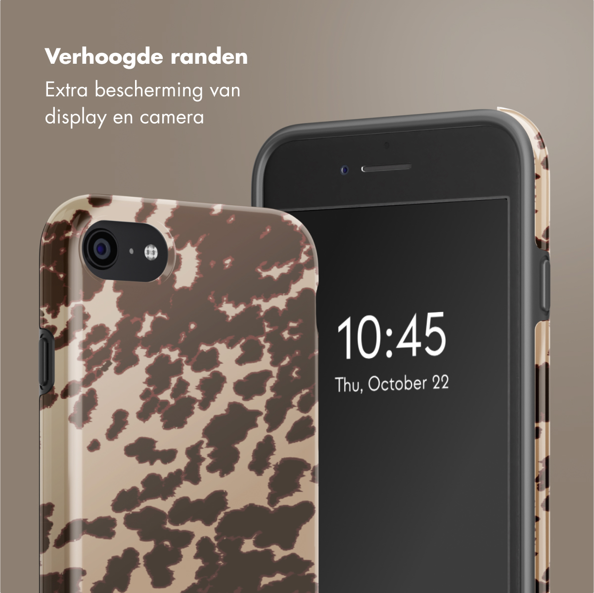 Een telefoonhoesje met een koeienpatroon naast een telefoon met 10:45 en de datum. Tekst: Verhoogde randen, extra bescherming.