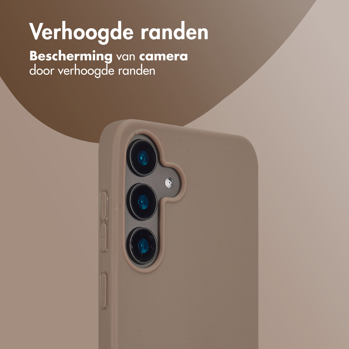 Een telefoonhoesje met drie cameralenzen. Tekst: Verhoogde randen, bescherming van de camera.