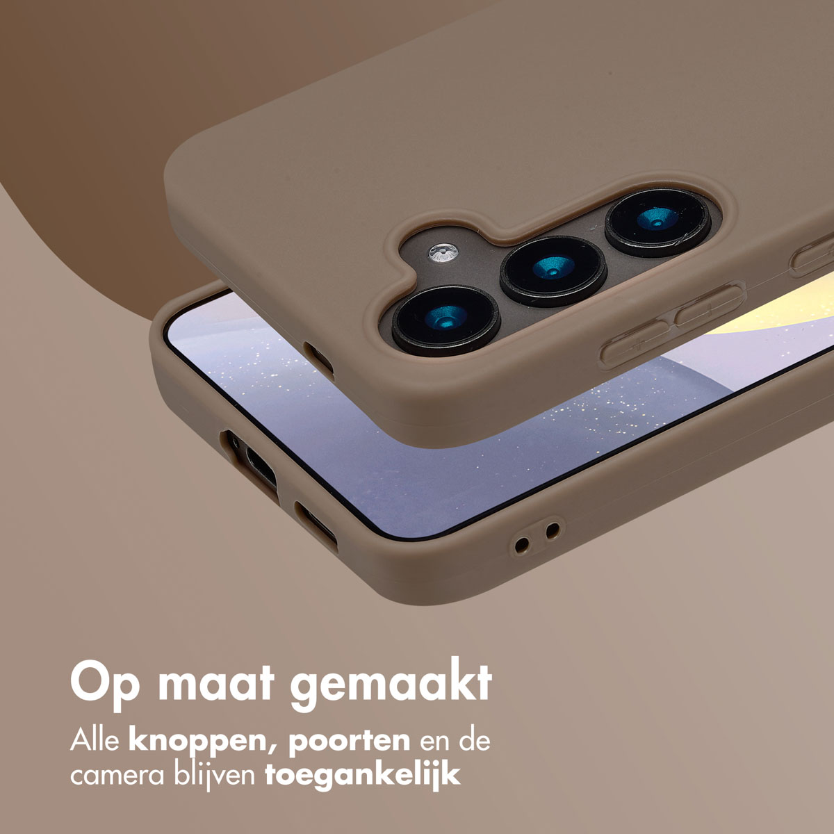 Telefoon met hoesje. Tekst: Op maat gemaakt, alle knoppen, poorten en de camera blijven toegankelijk.