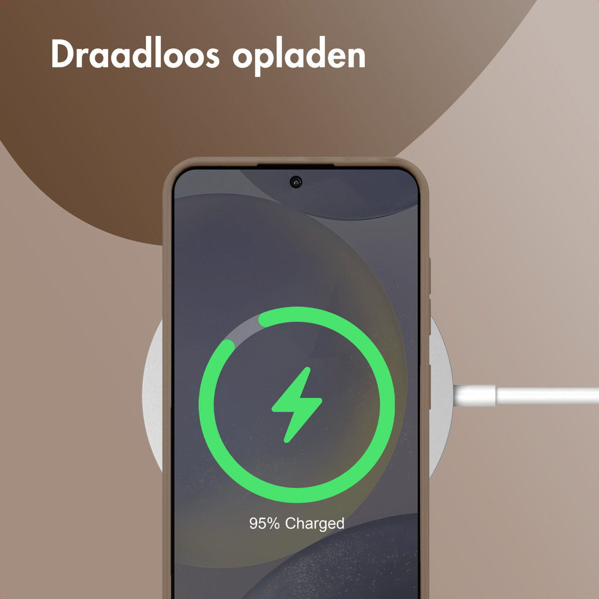 Telefoon op een draadloze oplader, toont 95% opgeladen. Tekst: Draadloos opladen.