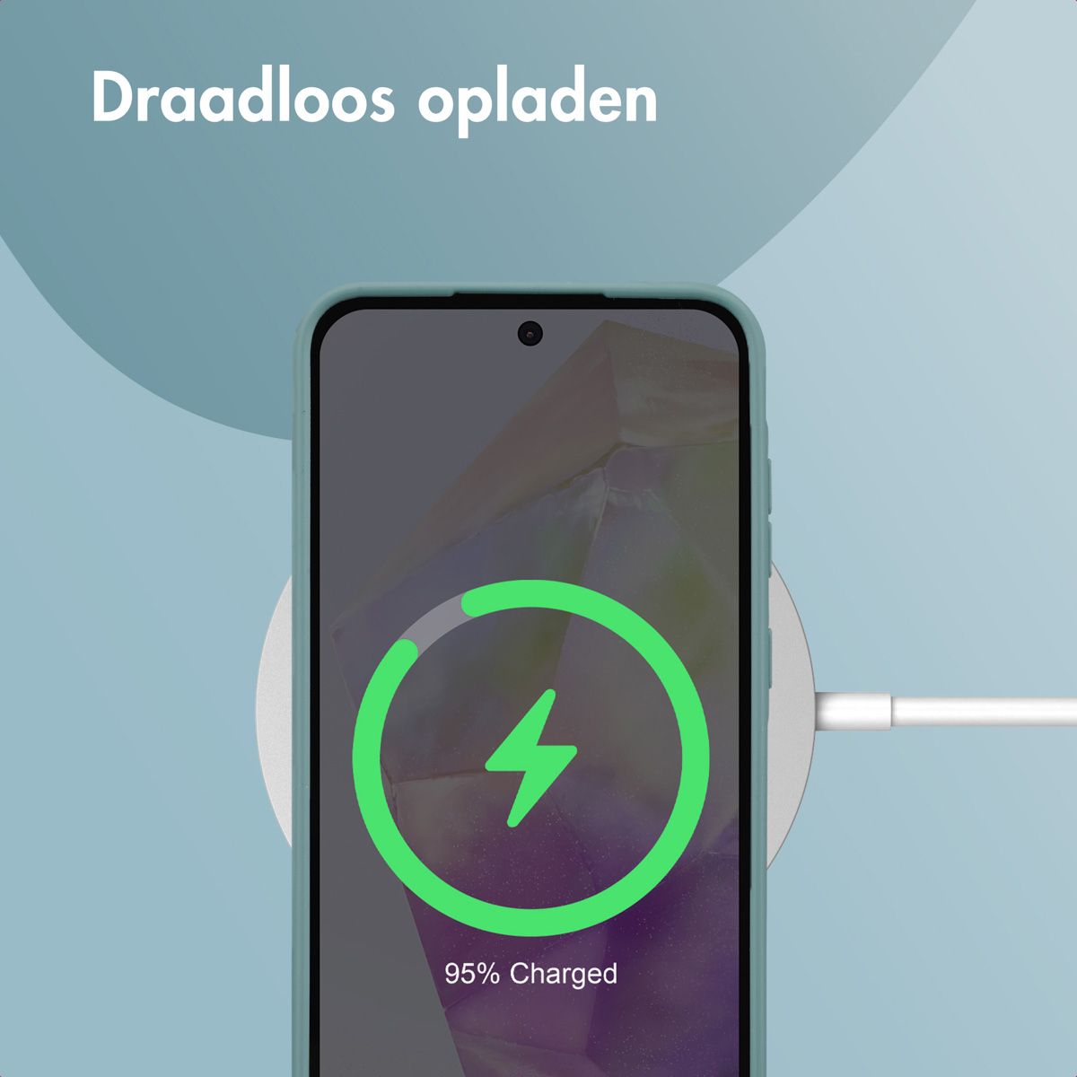 Un telefono su un caricabatterie wireless, mostra il 95% di carica. Testo: Ricarica wireless.