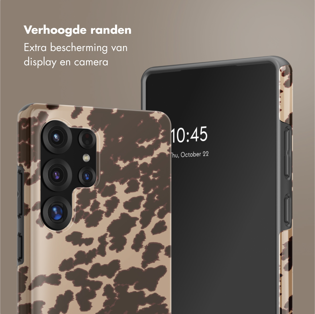 Een telefoonhoesje met een koeienpatroon naast een telefoon met 10:45 en de datum. Tekst: Extra bescherming.