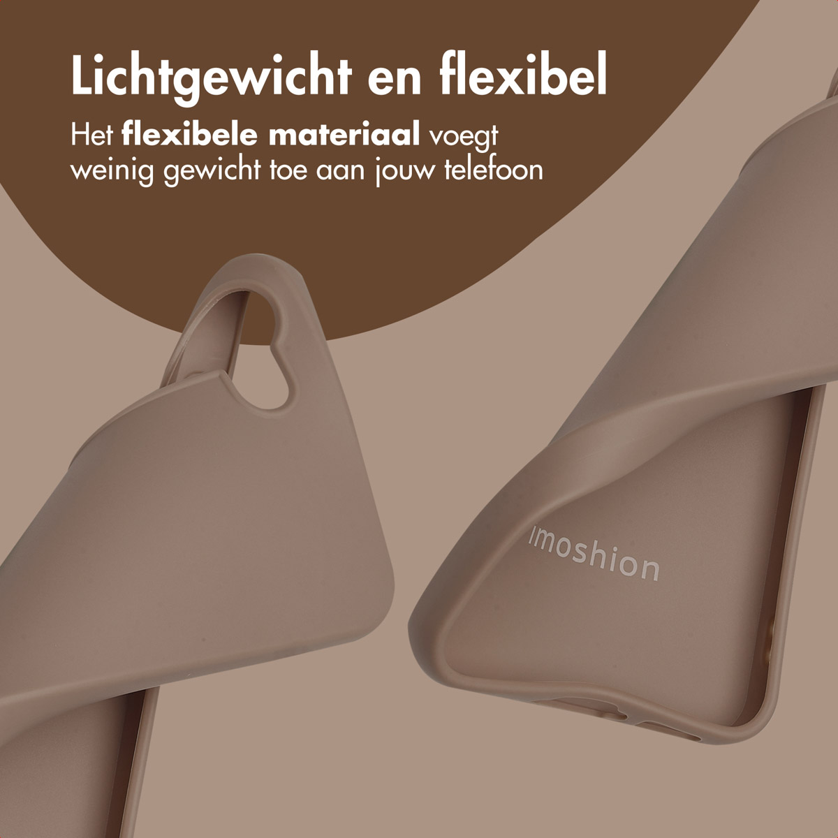 Onderdelen van de telefoonhoes op een bruine achtergrond. De hoes is lichtbruin en heeft een lus. Imoshion logo zichtbaar.
