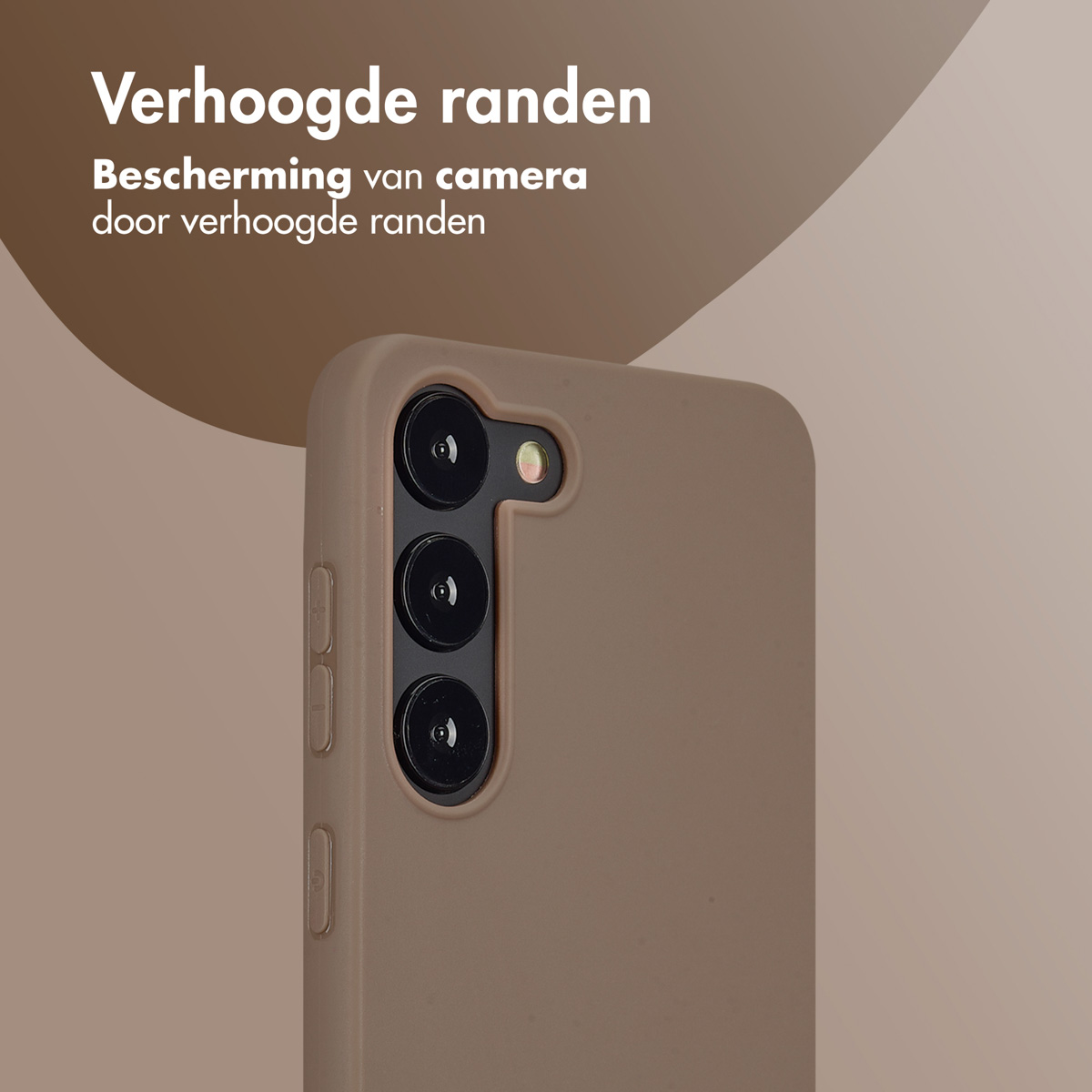 Een telefoonhoesje met drie cameralenzen. Tekst: Verhoogde randen, bescherming van de camera.