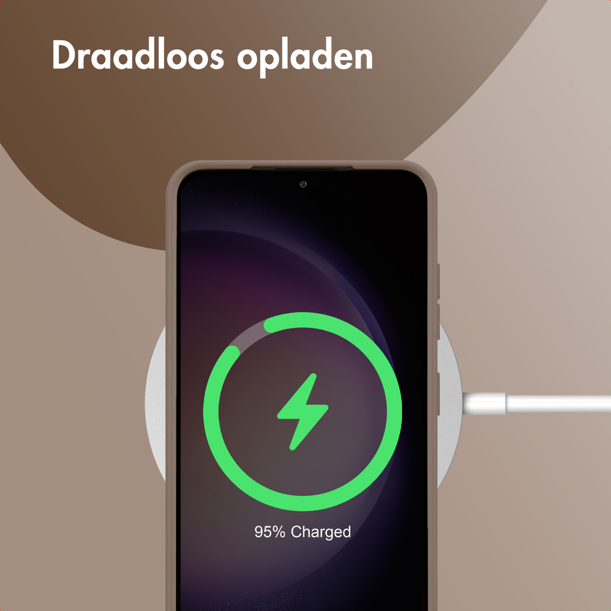Telefoon draadloos opladen, toont 95% lading. Groen bliksemsymbool in cirkel. Wit oplaadpad en kabel.