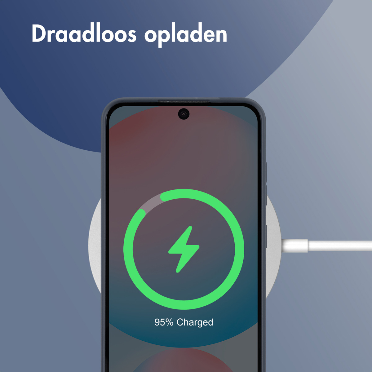 Telefoon draadloos opladen, toont 95% lading. Groen bliksemsymbool in cirkel. Wit oplaadpad en kabel.