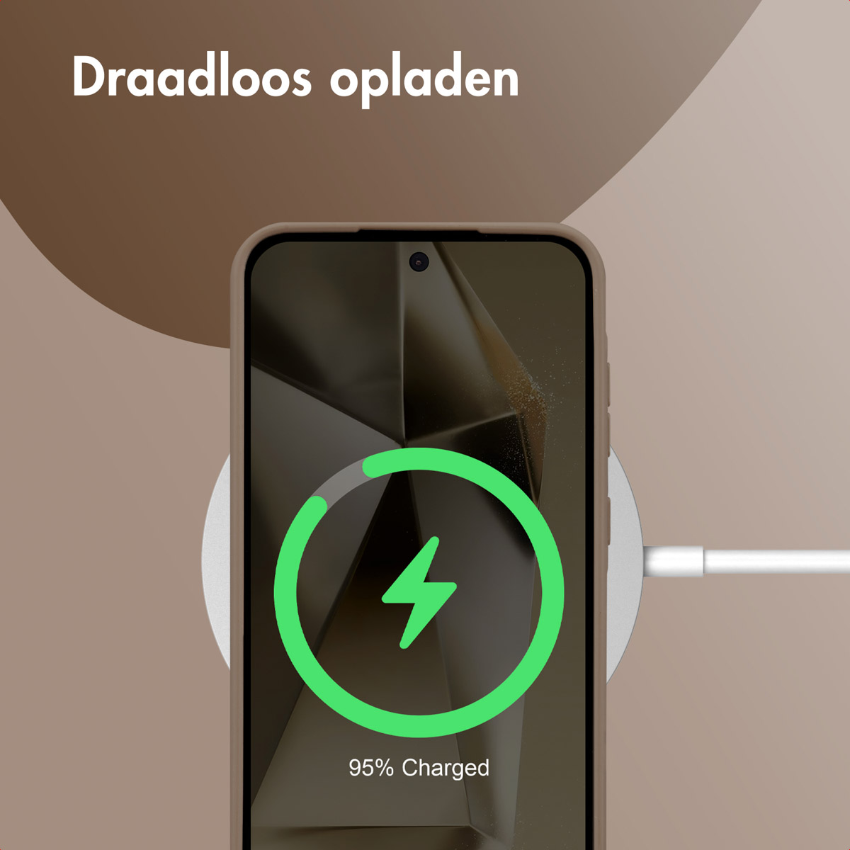 Téléphone se chargeant sans fil. Le téléphone est beige. Un éclair vert indique la charge. Le texte indique 95% chargé.