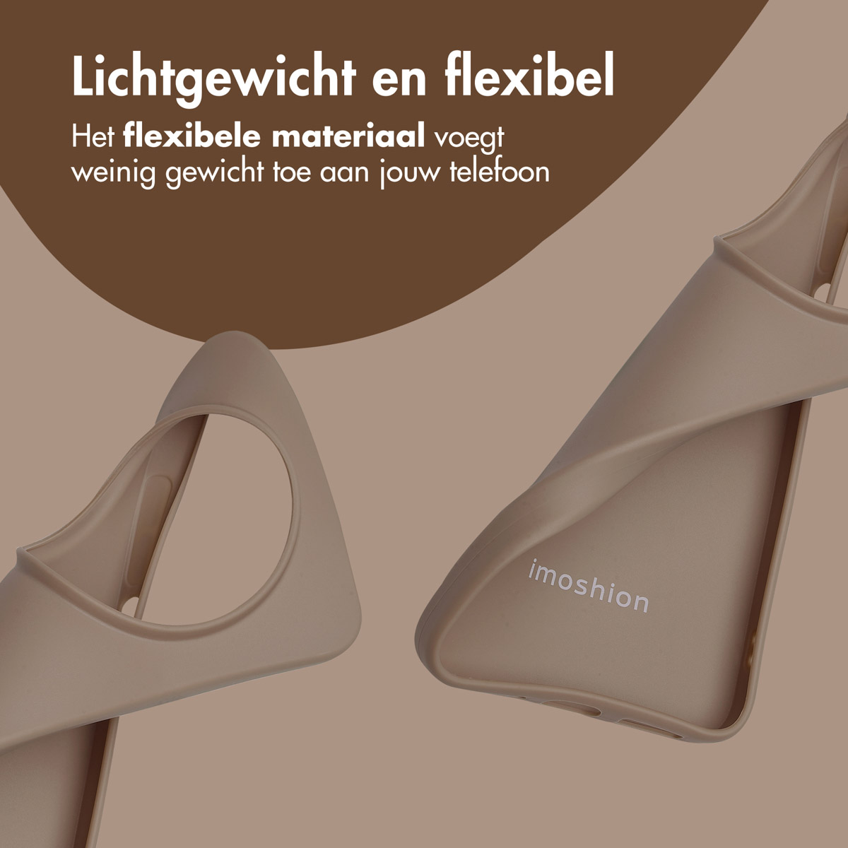 Twee telefoonhoesjes. Tekst: lichtgewicht en flexibel. De hoes is beige en de achtergrond bruin.