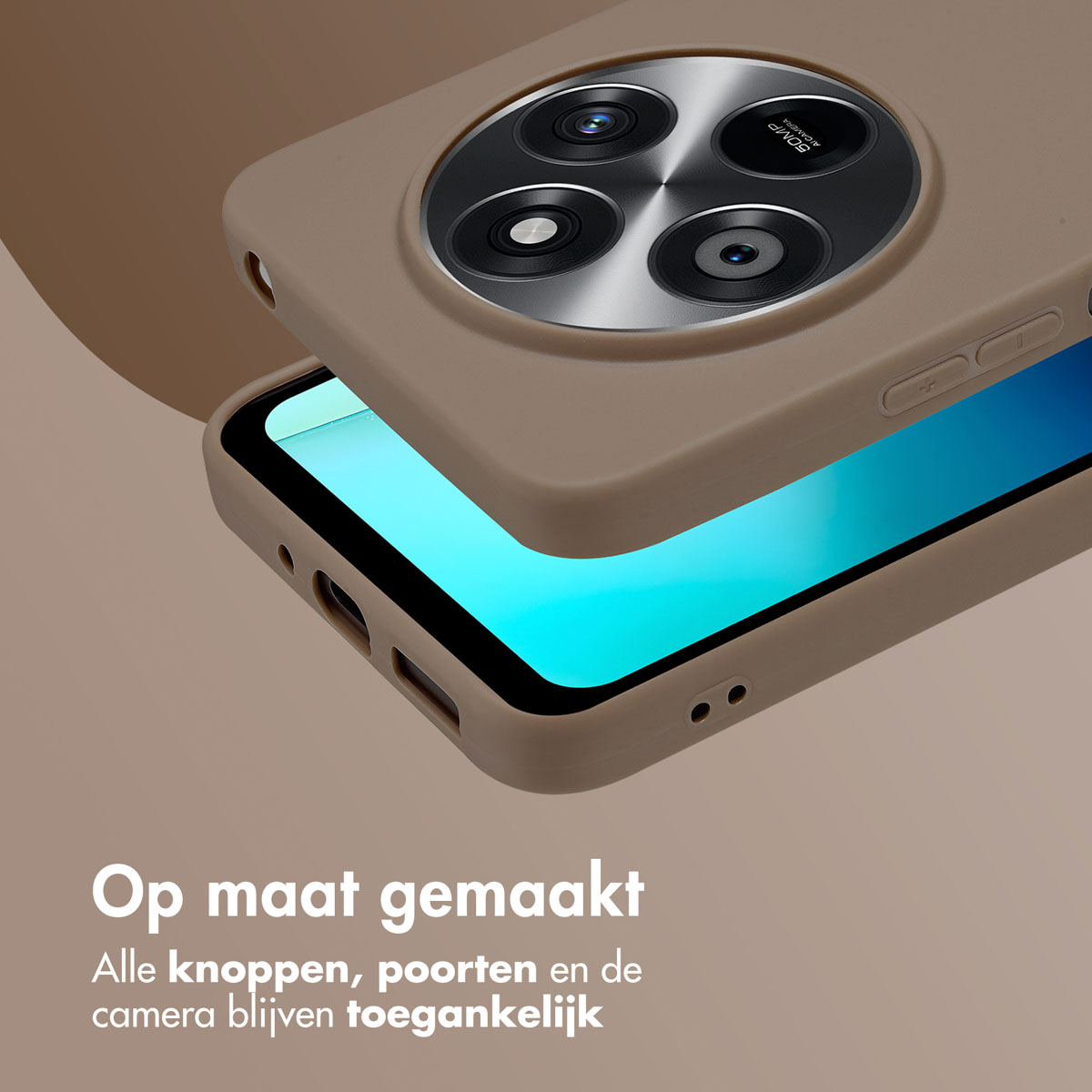 Telefoon in een hoesje met het hoesje gescheiden. Bruin hoesje. Tekst: op maat gemaakt, alle knoppen, poorten en camera toegankelijk.