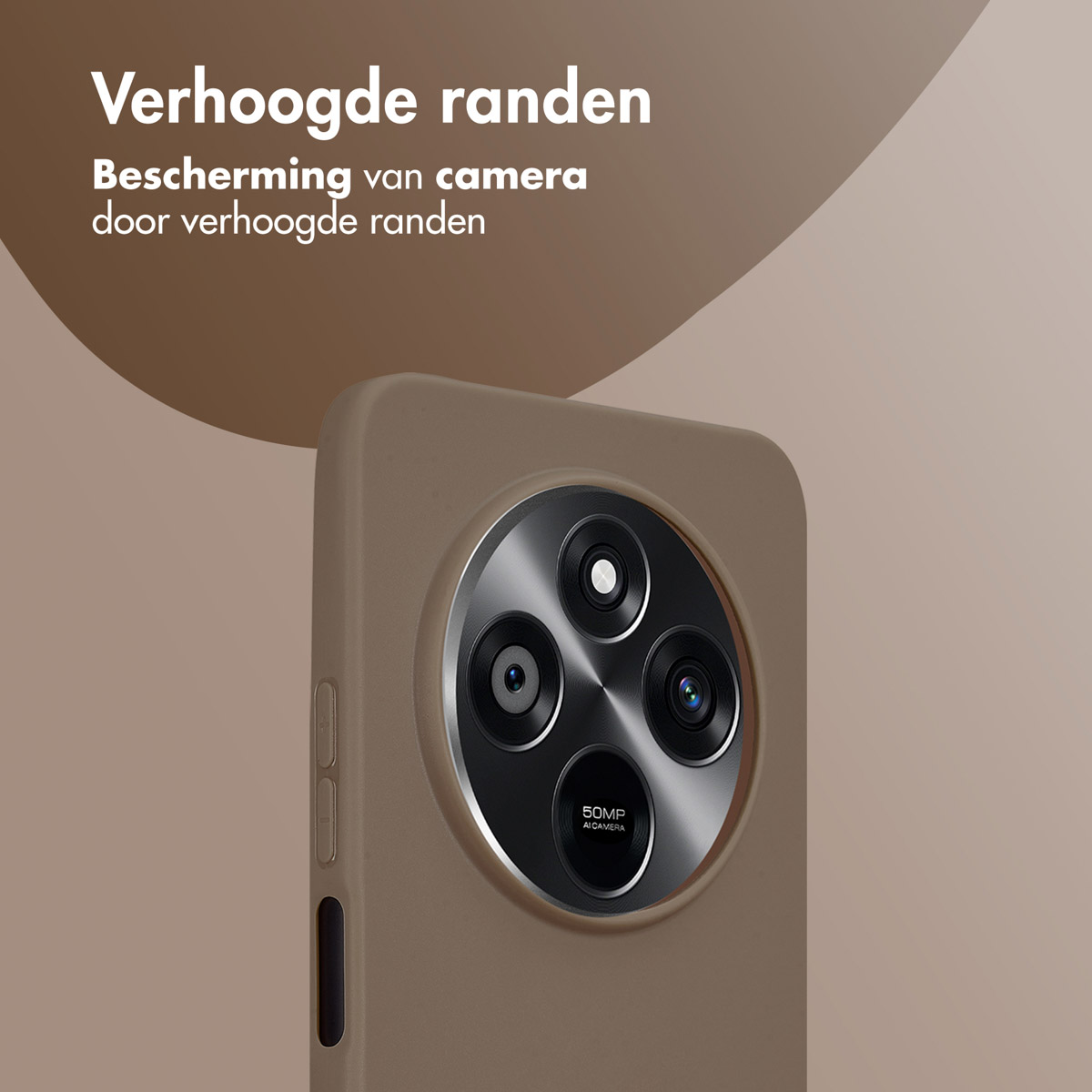 Close-up van een bruin telefoonhoesje. Cameralenzen zijn zichtbaar. Tekst: camerabescherming door verhoogde randen.