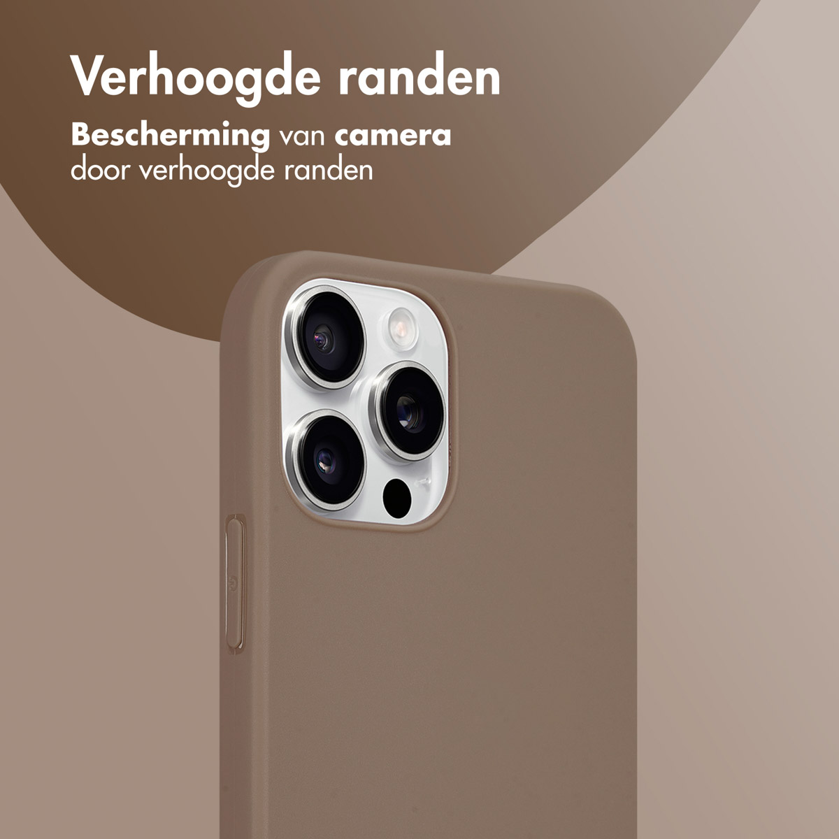 Close-up van een bruin telefoonhoesje. Cameralenzen zijn zichtbaar. Tekst: camerabescherming door verhoogde randen.