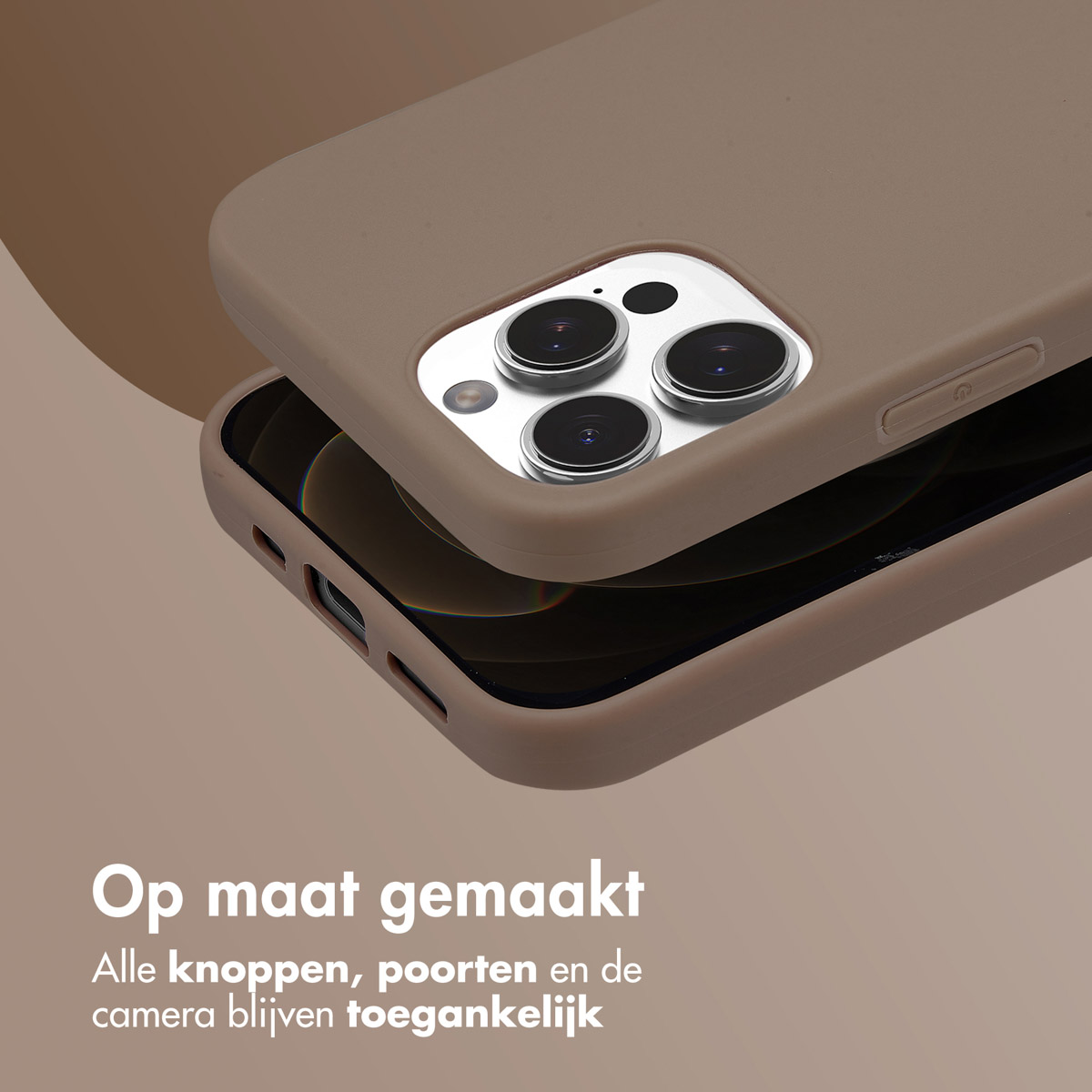 Bruin telefoonhoesje rond een telefoon, camera zichtbaar. Tekst: 'Op maat gemaakt'.