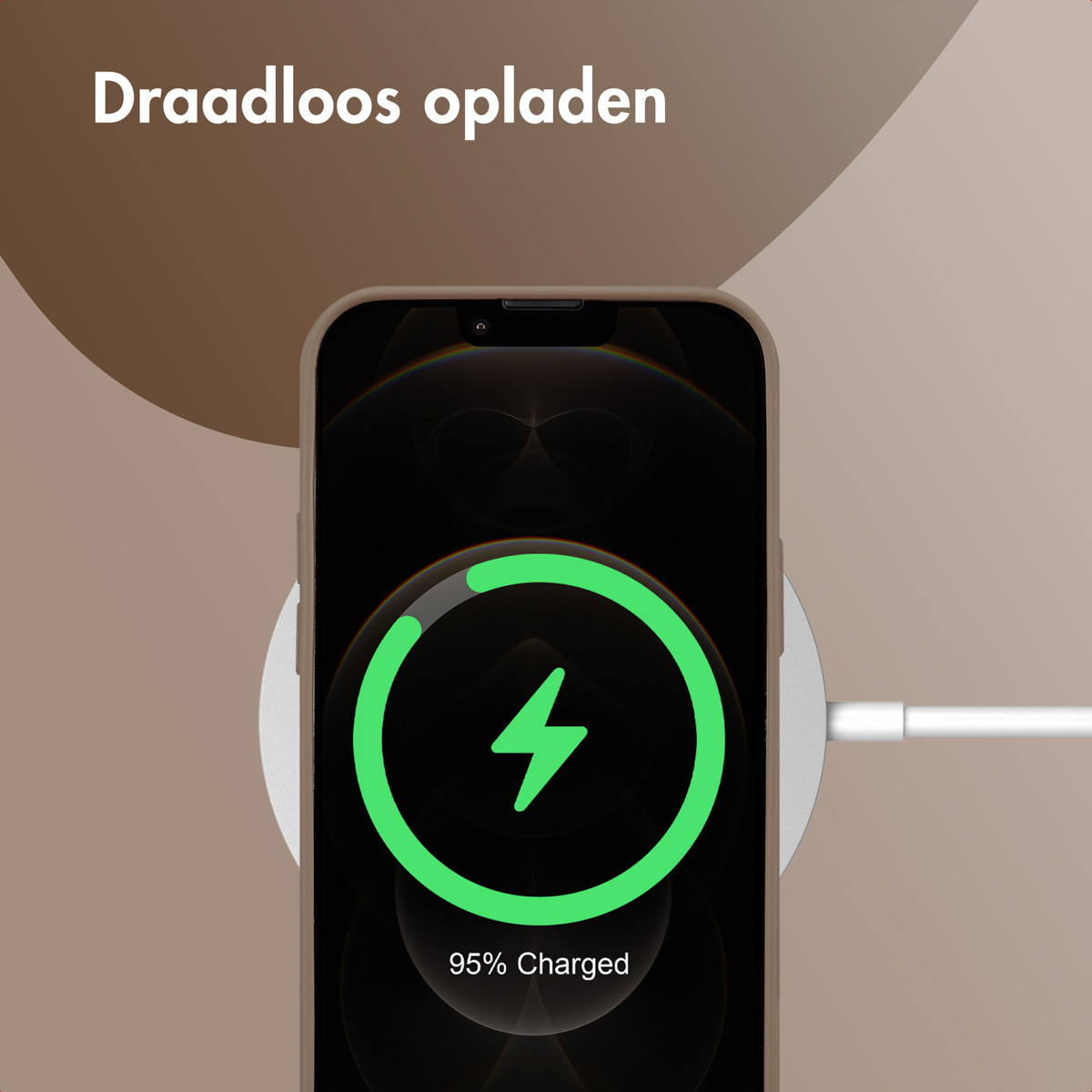 Een telefoon draadloos opladen. Telefoon toont een oplaadsymbool en 95% opgeladen. Witte oplader.