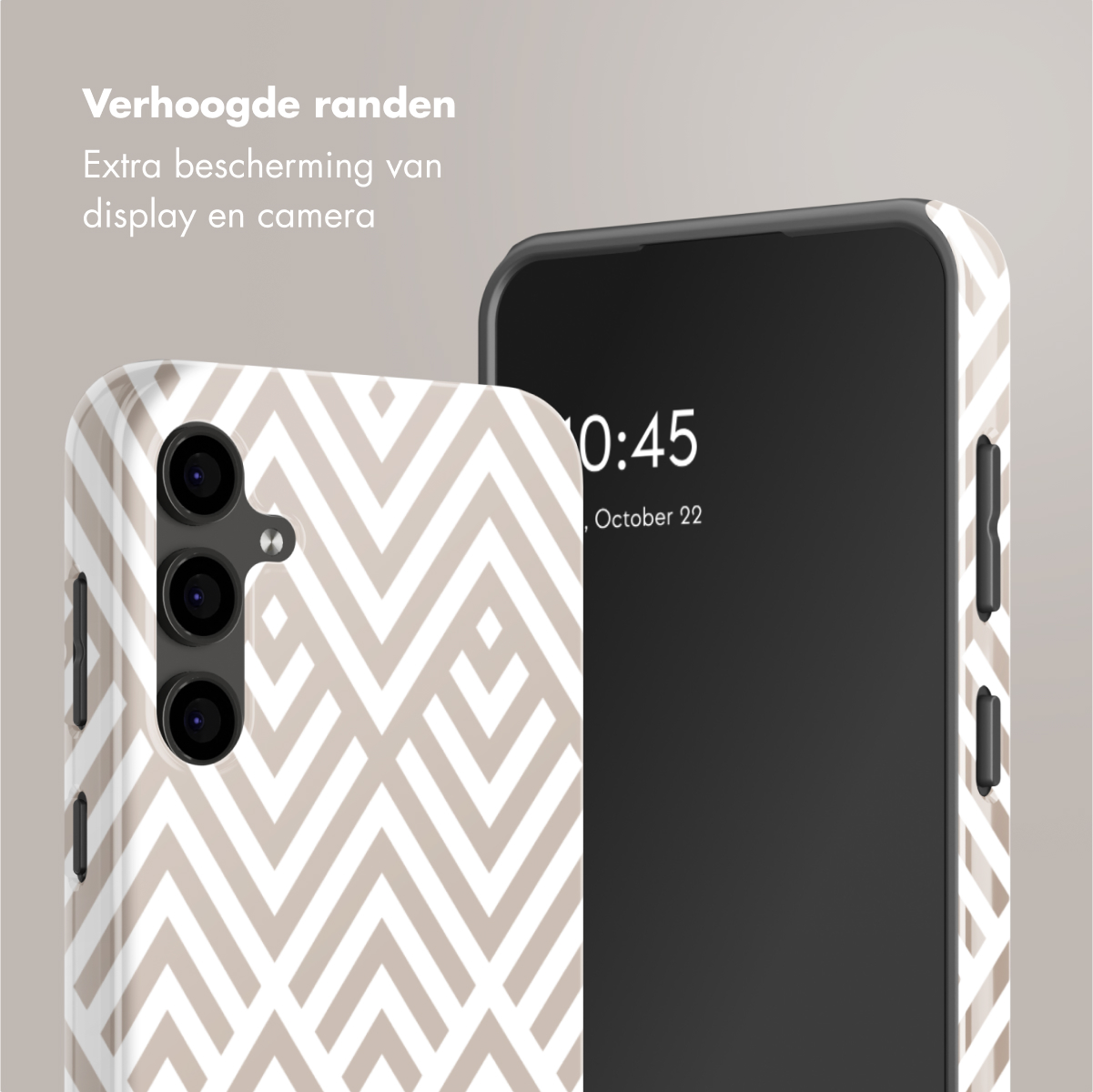 Twee telefoons met hoesjes. Eén is beige chevron, de andere zwart. Display toont tijd.