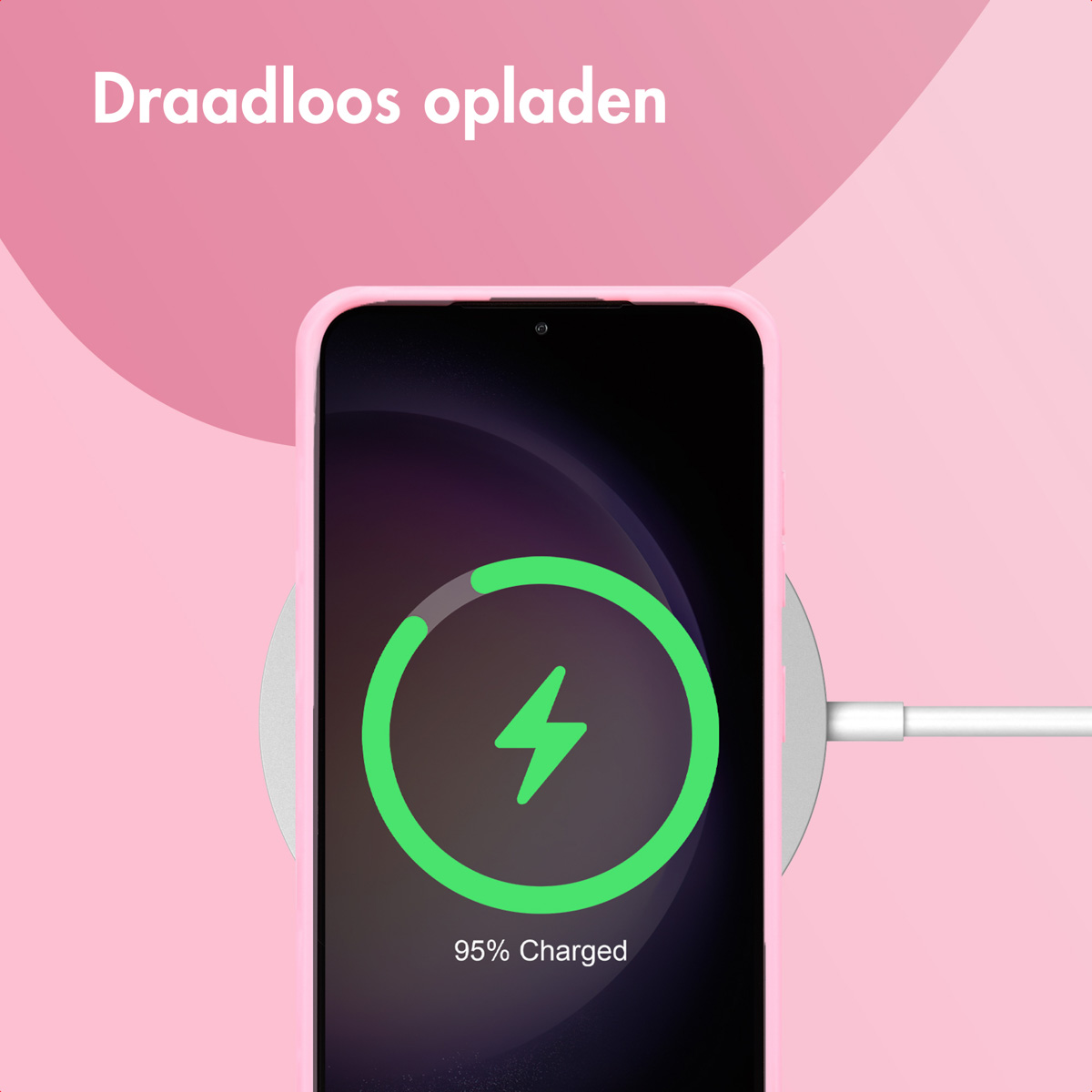 Telefoon draadloos opladen, 95% opgeladen, met groene bliksem op scherm.