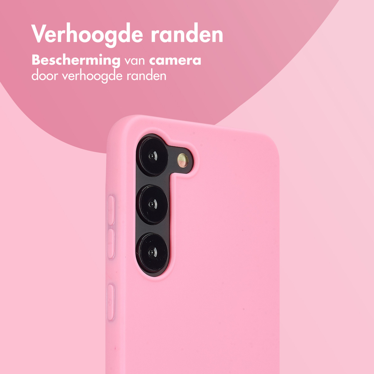Een roze telefoonhoesje met een drievoudige camera. De achtergrond is een roze verloop.