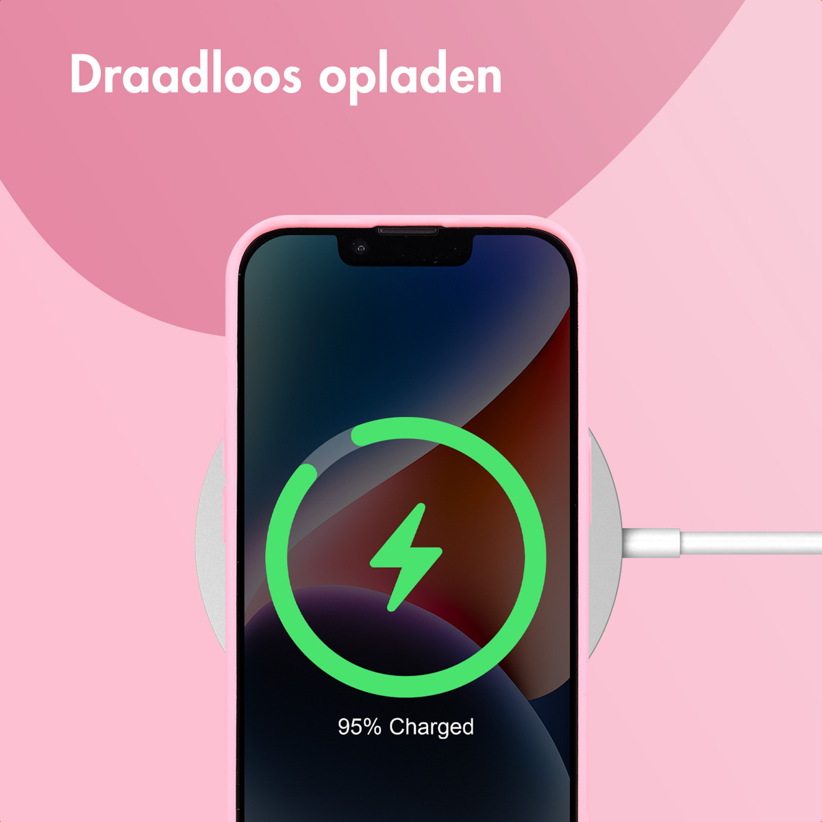 Un téléphone se chargeant sans fil. Un étui rose et un symbole d'éclair vert.