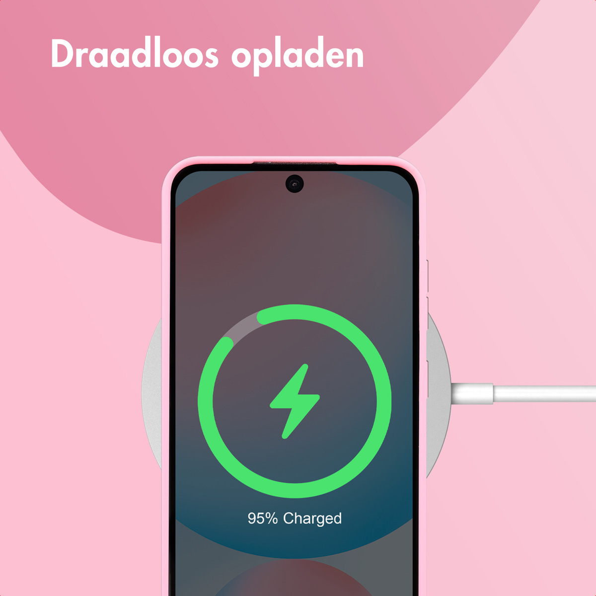 Telefoon draadloos aan het opladen. Scherm toont oplaadicoon bij 95%. Roze achtergrond.