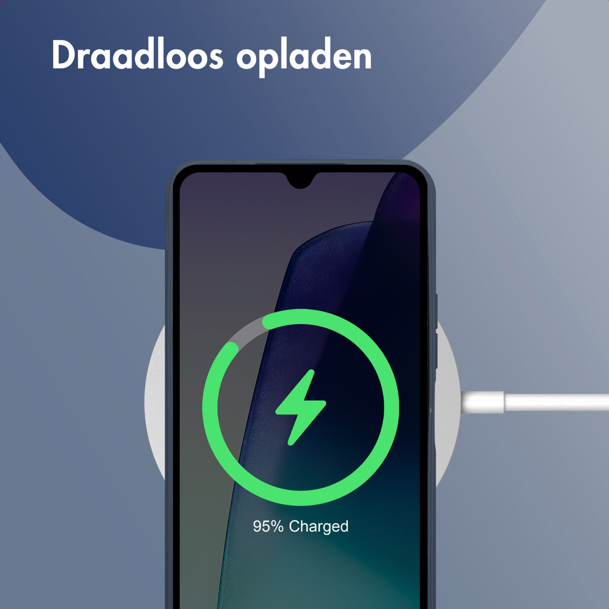 Téléphone sur chargeur sans fil. Écran avec icône de chargement. Coque et fond bleu foncé.